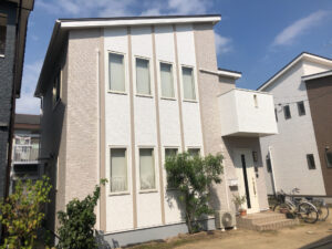 2色塗りにより高級感のある外壁となりました。